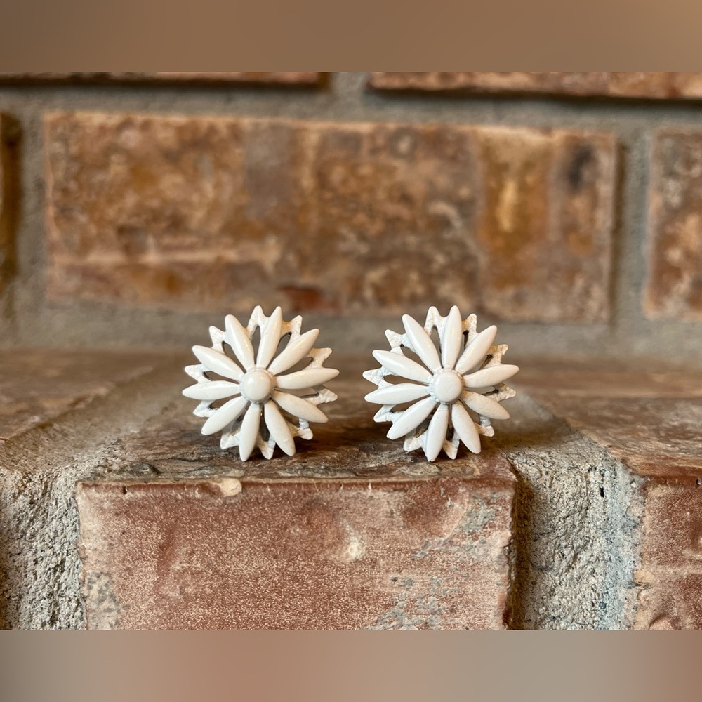 Vintage Monet Patd White Enamel Flower Clip On Earrings
